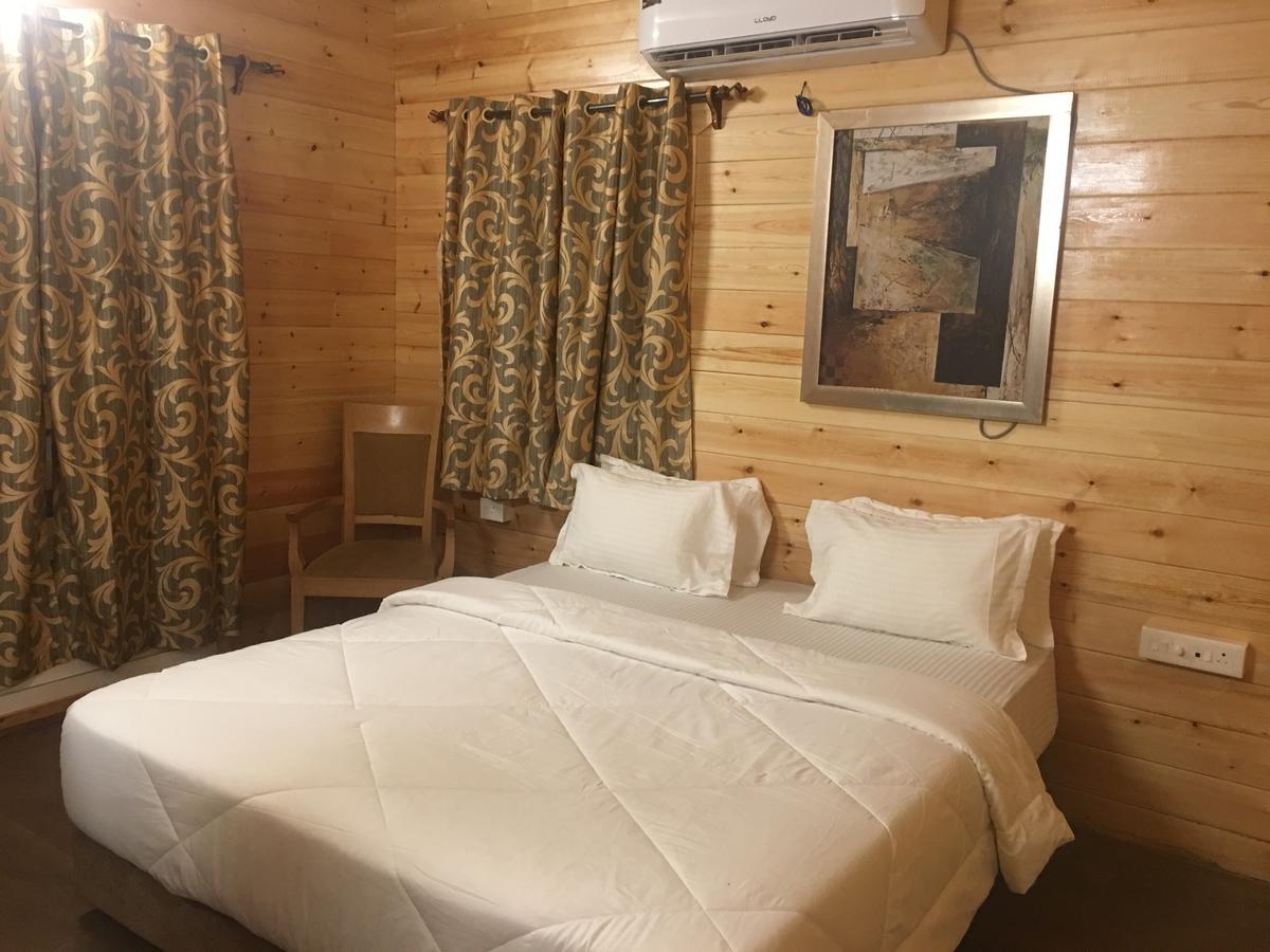 Tiara Fiesta Beach Cottages Morjim Exterior photo